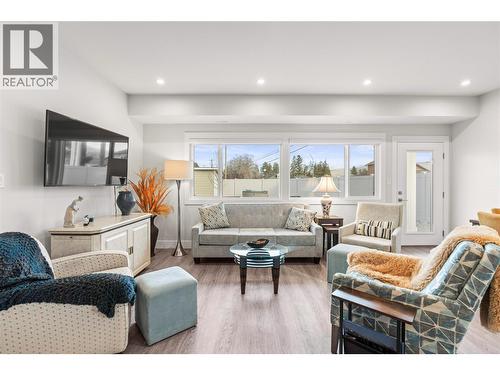 6457 Okanagan Landing Road, Vernon, BC - Indoor Photo Showing Living Room