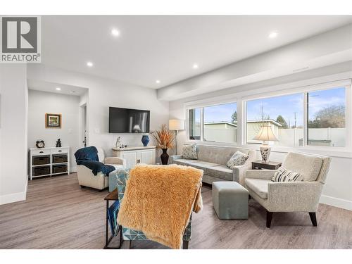6457 Okanagan Landing Road, Vernon, BC - Indoor Photo Showing Living Room