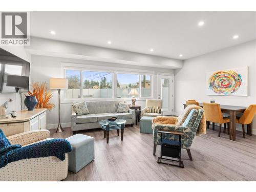 6457 Okanagan Landing Road, Vernon, BC - Indoor Photo Showing Living Room