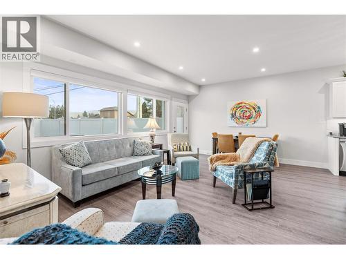 6457 Okanagan Landing Road, Vernon, BC - Indoor Photo Showing Living Room