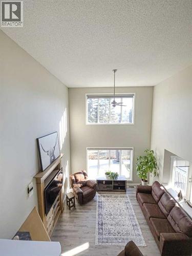 9 Hidden Valley Crescent Nw, Calgary, AB - Indoor Photo Showing Living Room