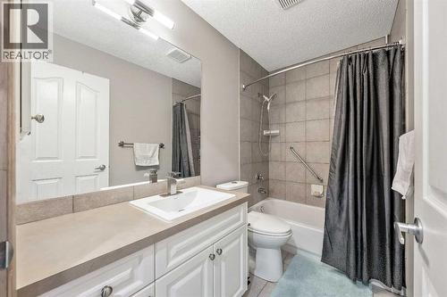 4 piece bath 2nd level - 9 Hidden Valley Crescent Nw, Calgary, AB - Indoor Photo Showing Bathroom