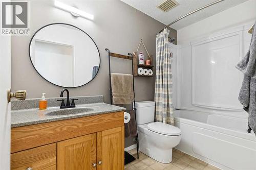 205 Acacia Drive Se, Airdrie, AB - Indoor Photo Showing Bathroom