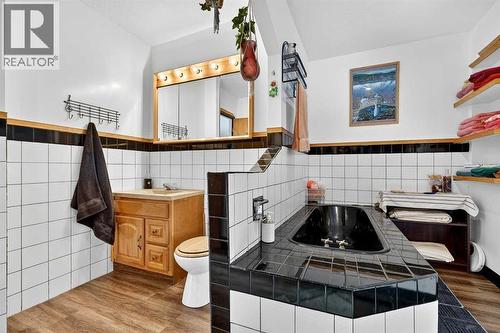 33235 Range Road 64, Rural Mountain View County, AB - Indoor Photo Showing Bathroom