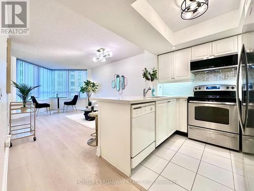 521 - 15 Northtown Way, Toronto, ON - Indoor Photo Showing Kitchen