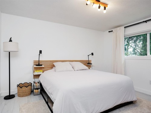 1091 Baldwin Pl, Saanich, BC 