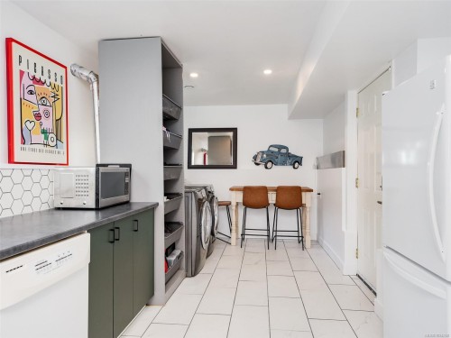 1091 Baldwin Pl, Saanich, BC 