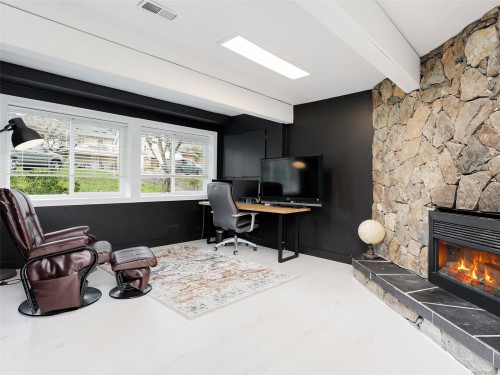 1091 Baldwin Pl, Saanich, BC 