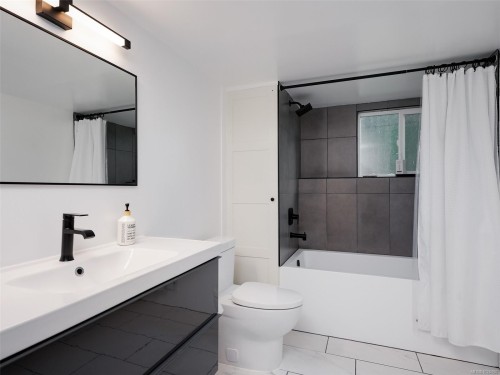 1091 Baldwin Pl, Saanich, BC 