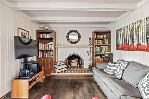 Salle familiale - 8400 Boul. Pelletier, Brossard, QC - Indoor With Fireplace