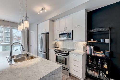Cuisine - 104-445 Av. De La Belle-Dame, La Prairie, QC - Indoor Photo Showing Kitchen With Double Sink With Upgraded Kitchen