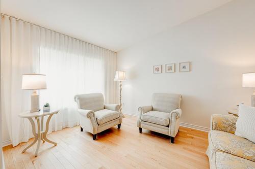 Salon - 87 Rue De Caplan, Blainville, QC - Indoor