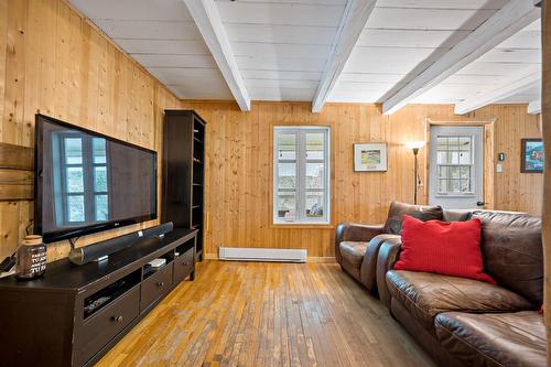 Salon - 101 Ch. Alary, Amherst, QC - Indoor