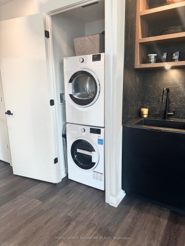 1510-55 Charles Street E, Toronto, ON - Indoor Photo Showing Laundry Room
