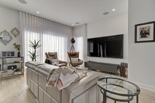 Salon - 959 Rue Ange-Aimé-Lebrun, Beloeil, QC 