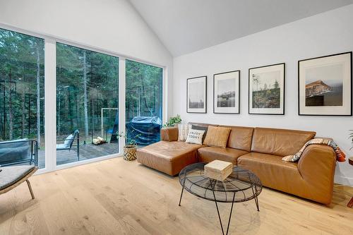 Salon - 1770  - 1772 Rue Du Manège, Sainte-Adèle, QC - Indoor Photo Showing Living Room