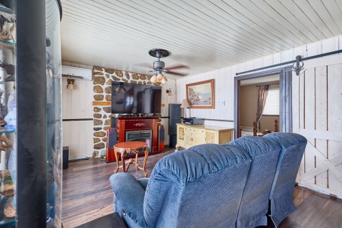 Salon - 52 Ch. Charbonneau, Saint-Donat, QC - Indoor