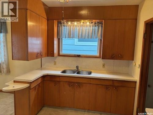 706 Balmoral Street, Saskatoon, SK - Indoor Photo Showing Kitchen With Double Sink