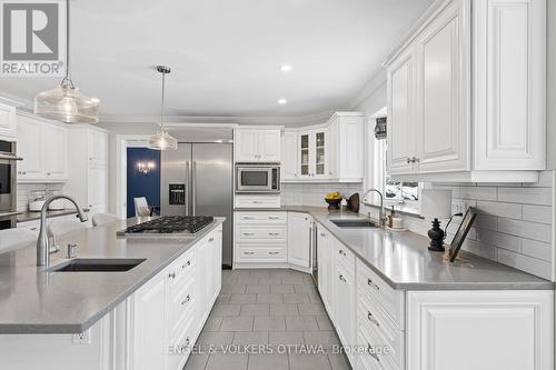 2 Eagle Chase Court, Ottawa, ON - Indoor Photo Showing Kitchen With Upgraded Kitchen