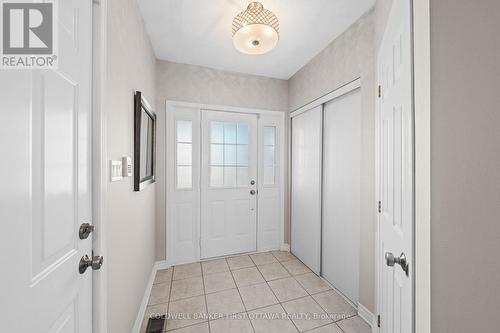 Welcoming, tiled front foyer w closet space. - 20 Fieldberry Private, Ottawa, ON - Indoor Photo Showing Other Room
