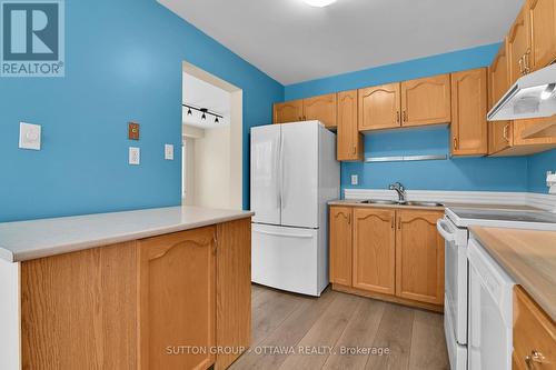107 Jackman Terrace, Ottawa, ON - Indoor Photo Showing Kitchen With Double Sink