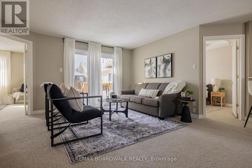 206 Oak Leaf Private, Ottawa, ON - Indoor Photo Showing Living Room