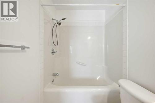 132 Royal Birch Mount Nw, Calgary, AB - Indoor Photo Showing Bathroom