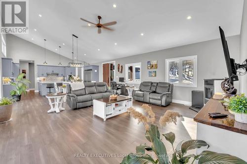 1070 Four Mile Lake Road, North Bay (Airport), ON - Indoor Photo Showing Living Room