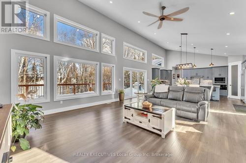 1070 Four Mile Lake Road, North Bay (Airport), ON - Indoor Photo Showing Living Room