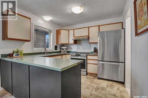 507 Wilkinson Crescent, Saskatoon, SK - Indoor Photo Showing Kitchen With Double Sink