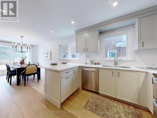 130 Major Buttons Drive, Markham, ON - Indoor Photo Showing Kitchen With Upgraded Kitchen