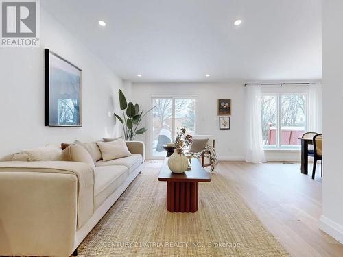 130 Major Buttons Drive, Markham, ON - Indoor Photo Showing Living Room