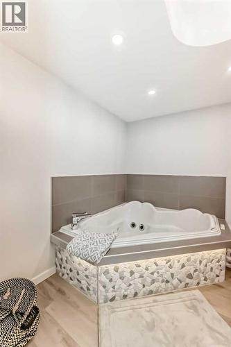 77 Marquis Common Se, Calgary, AB - Indoor Photo Showing Bathroom