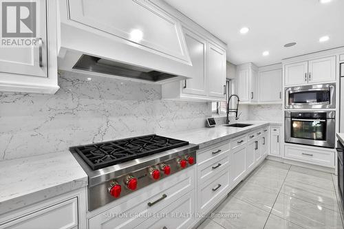 5204 Swiftcurrent Trail, Mississauga, ON - Indoor Photo Showing Kitchen With Upgraded Kitchen