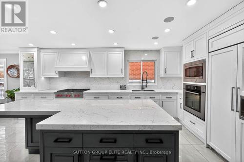 5204 Swiftcurrent Trail, Mississauga, ON - Indoor Photo Showing Kitchen With Upgraded Kitchen