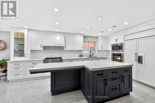 5204 Swiftcurrent Trail, Mississauga, ON - Indoor Photo Showing Kitchen With Upgraded Kitchen