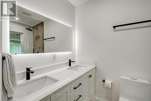564 Maplehill Drive, Burlington, ON - Indoor Photo Showing Bathroom