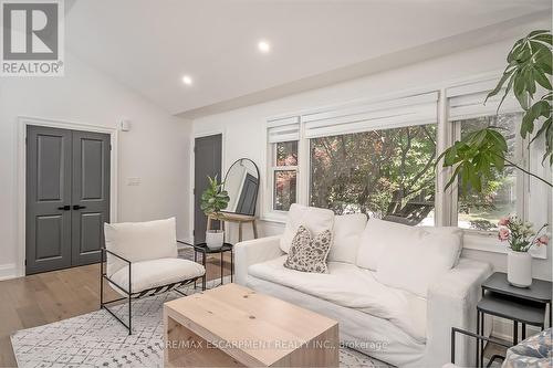 564 Maplehill Drive, Burlington, ON - Indoor Photo Showing Living Room