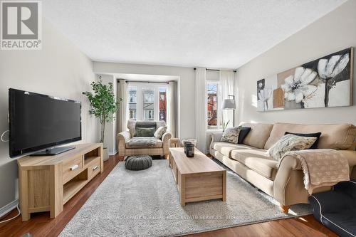 702 - 895 Maple Avenue, Burlington, ON - Indoor Photo Showing Living Room