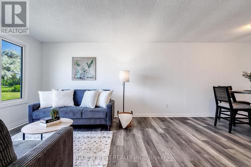 69 Bridlepath Road, Chatham-Kent (Wallaceburg), ON - Indoor Photo Showing Living Room