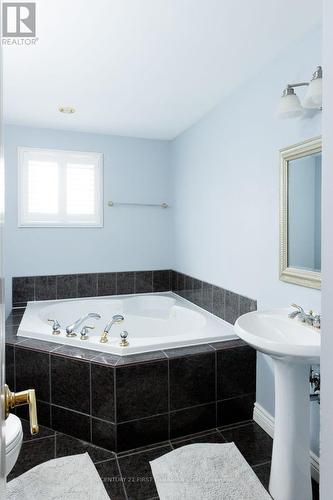 118 Rosamond Crescent, London South (South X), ON - Indoor Photo Showing Bathroom