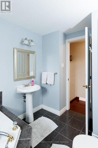 118 Rosamond Crescent, London South (South X), ON - Indoor Photo Showing Bathroom