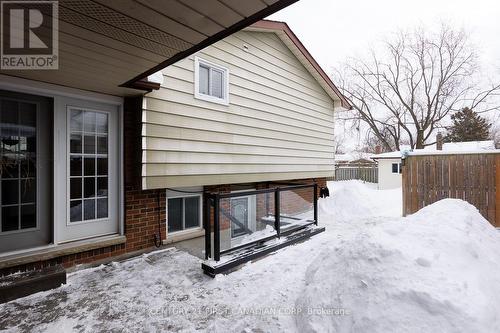 separate side entrance - 118 Rosamond Crescent, London South (South X), ON - Outdoor With Exterior