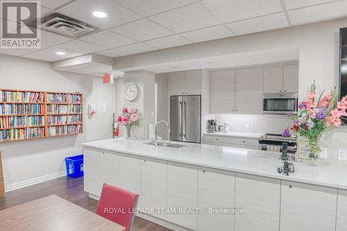2201 - 1025 Richmond Road, Ottawa, ON - Indoor Photo Showing Kitchen