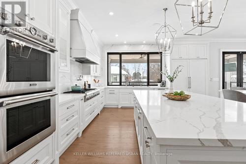 197 Sherwood Place, Newmarket, ON - Indoor Photo Showing Kitchen With Upgraded Kitchen