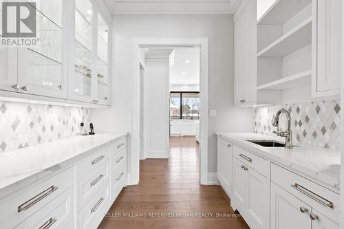 197 Sherwood Place, Newmarket, ON - Indoor Photo Showing Kitchen With Upgraded Kitchen