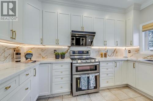 1109 Kestell Boulevard, Oakville, ON - Indoor Photo Showing Kitchen With Upgraded Kitchen
