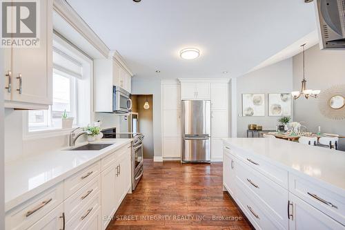 1224 Grange Road, Oakville, ON - Indoor Photo Showing Kitchen With Upgraded Kitchen