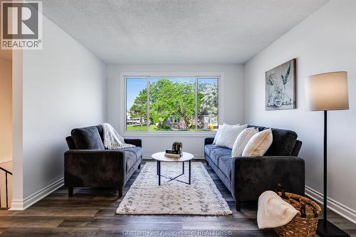 69 Bridle Path Road, Wallaceburg, ON - Indoor Photo Showing Living Room
