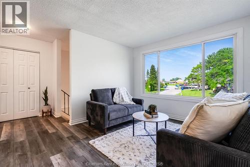 69 Bridle Path Road, Wallaceburg, ON - Indoor Photo Showing Living Room